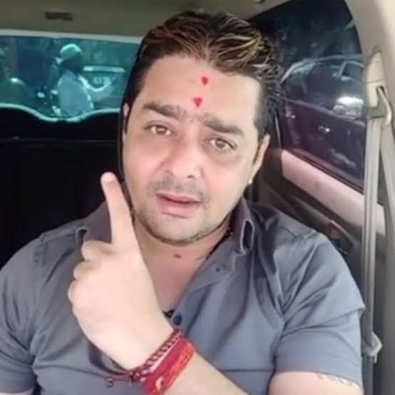 idiotincar's tweet photo. @HassanButtTruth @AltafHussain_90 @MaryamNSharif My reaction to @HassanButtTruth after watching his video https://t.co/ZsR6QKzEqM