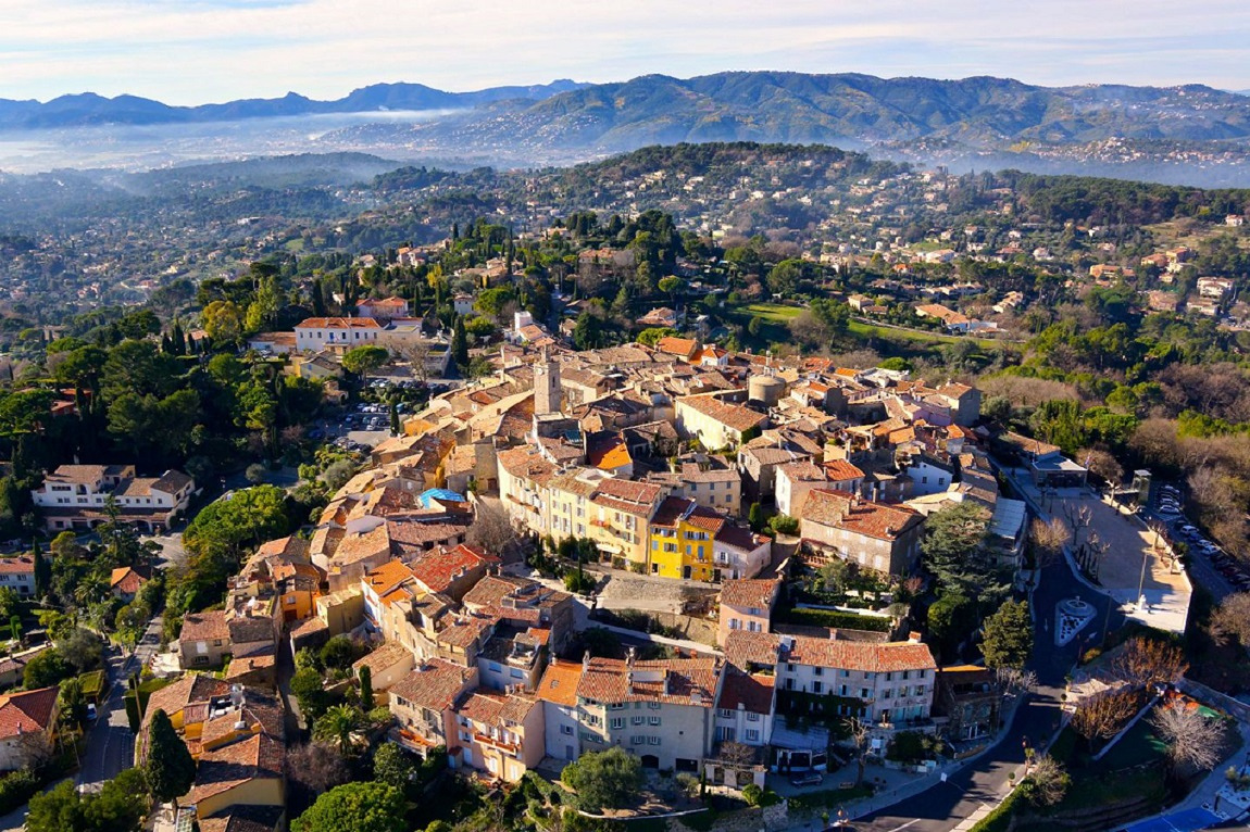 Mougins: The city has already seduced several artists. 🎨Amongst them: Picasso, who has lived there for 15 years! 🖌️

#whattodoriviera #mougins #cannes #cotedazur #frenchriviera #southoffrance #france #travel #wanderlust #artlover #cityofart #travelpicture #picasso #traveler