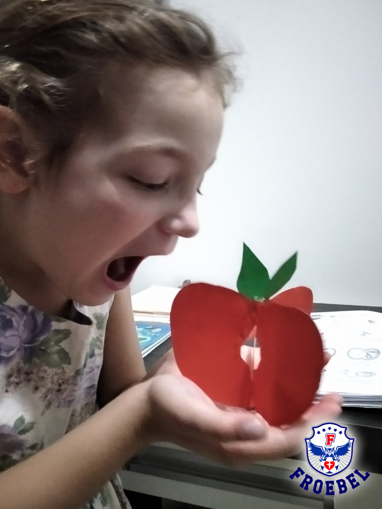 cfroebelsc's tweet image. Make a 3-D apple! 🍎
.
Os alunos do 1º ano A e B criaram uma maçã 3-D durante as aulas de Inglês da teacher Gabi. Fruits are very important! 😄
.
.
.
#bilingue #programabilingue #cuide #colegiofroebel #juntossomosfortes #saobentodosul #pien #rionegrinho #campoalegre