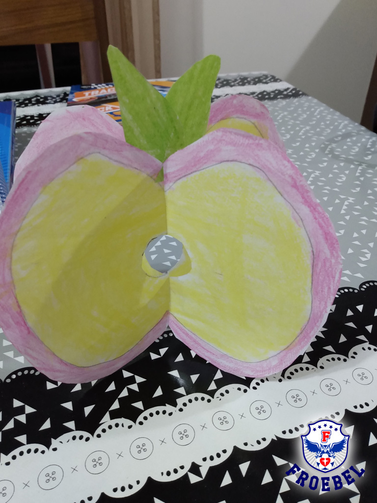 cfroebelsc's tweet image. Make a 3-D apple! 🍎
.
Os alunos do 1º ano A e B criaram uma maçã 3-D durante as aulas de Inglês da teacher Gabi. Fruits are very important! 😄
.
.
.
#bilingue #programabilingue #cuide #colegiofroebel #juntossomosfortes #saobentodosul #pien #rionegrinho #campoalegre