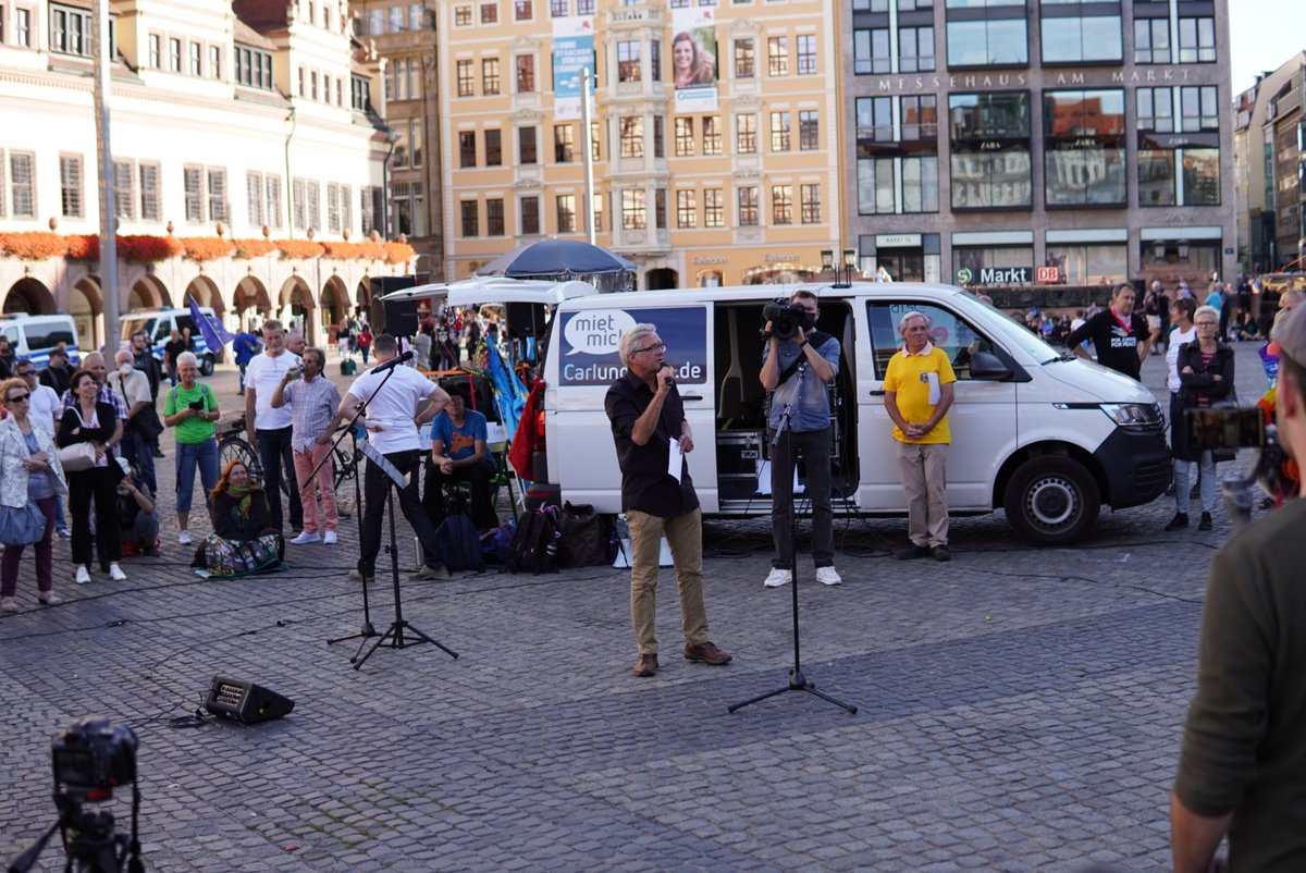 gregthwuen's tweet photo. 17:03 – Jetzt spricht der antisemitische Autor und Verschwörungsideologe Hermann #Ploppa.
#BewegungLeipzig #SchwurbLE #le1909 https://t.co/WwMPqtcXjr