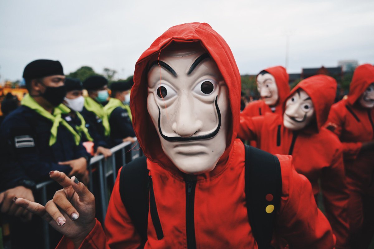Freedomshots1's tweet photo. MONEY HEIST ก็มา! เมื่อเวลา 17.20 น. วันที่ 19 ก.ย. ผู้ชุมนุมแต่งกายคล้ายตัวละครในซีรีส์ MONEY HEIST หรือ La Casa de Papel เดินทางมาที่ท้องสนามหลวง สร้างความฮือฮาให้แก่ผู้ชุมนุม #19กันยาทวงอํานาจคืนราษฏร ต่างถามหากันว่า "ศาสตราจารย์อยู่ไหน"
By #Freedomshots https://t.co/AFxi8rQ9h5
