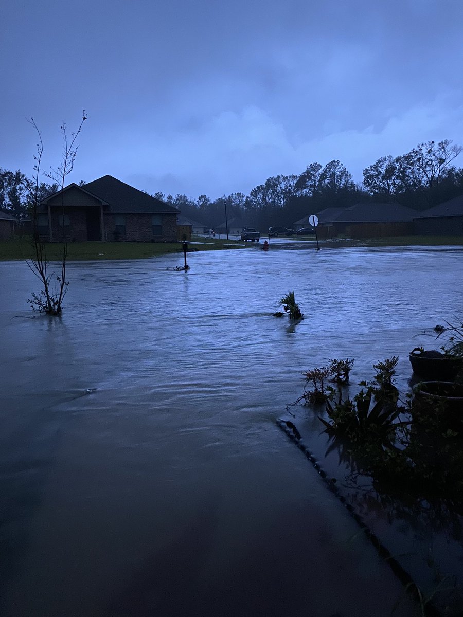 EyeDoWindows's tweet image. Due to hurricane Sally there will be a lot of clean up! 

If you need pressure washing or window cleaning after restoring your property please email us at info@eyedowindows.com for quotes and inquiries. 

Our heart goes out to all families affected by hurricane Sally! ❤️