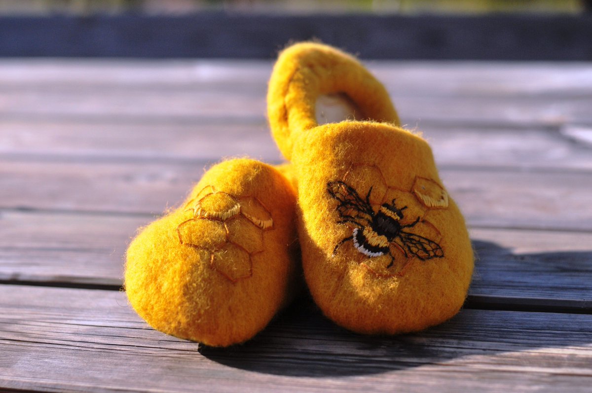 TaleTwig's tweet image. The adult Wayfarer shoe pattern is here! bit.ly/wayfarershoes
🍄Sizes: Women's 5 - Men's 15.
🌱Designed with a wide toe box for toes to spread out, includes three width options-narrow, medium, wide.
🍂 Instructions for instep height + toe shape. 
#wayfarershoes #twigandtale