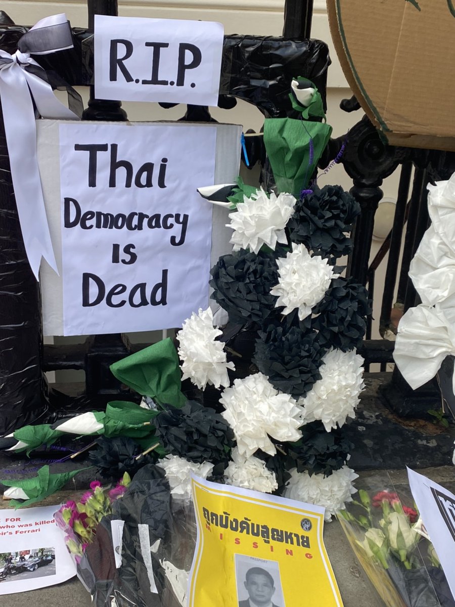 kt_community's tweet image. เนื่องจากโควิดระบาดสูงขึ้น คนไทยในอังกฤษจึงต้องงดการชุมนุม แต่ตัวแทนได้นัดหมายกันไปวางพวงหรีด ดอกไม้ ส่งข้อความที่หน้าสถานทูติไทย กรุงลอนดอน #19กันยาทวงอํานาจคืนราษฏร #StopHarassment #EndRepression #AllowExpression #หยุดคุกคามประชาชน