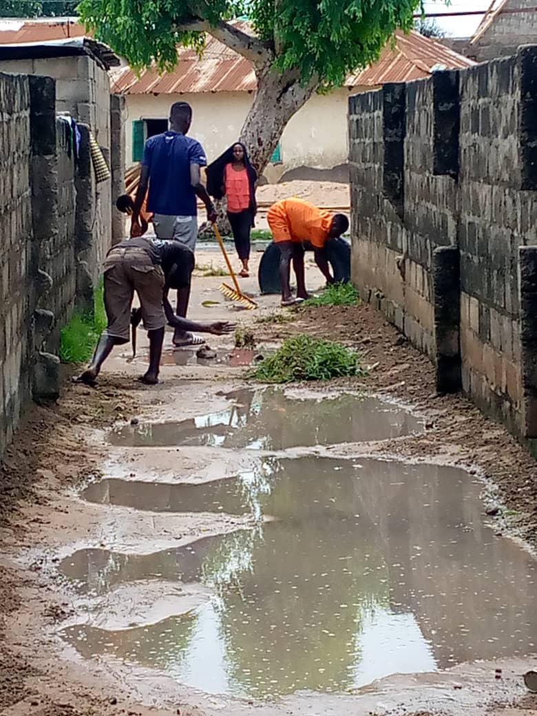 letsdoitGM's tweet photo. The community of Sukuta at it. Sukutarians never fail #WorldCleanupDay.
#LetsDoItWorld #Traspocket https://t.co/xB72WLcnvK