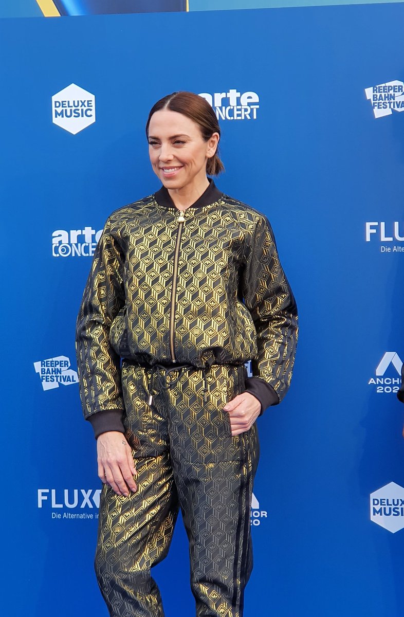 hellafterthis's tweet photo. WHAT A LOOOK 🔥🔥🔥 @MelanieCmusic @Reeperbahn_Fest #MelanieC #RBF20 https://t.co/7ItWzQC1np