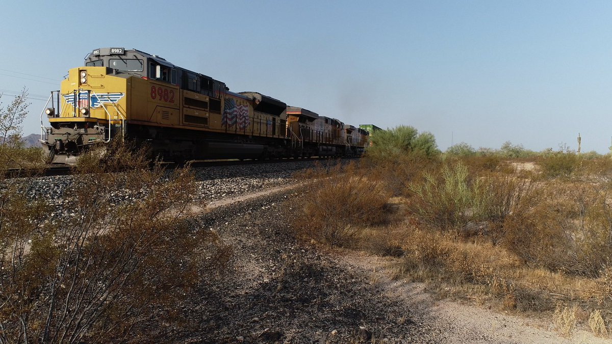 urbie's tweet image. Hazier than I’d like, still #dronephotography weather.. different shot strategy. 60&amp;lt; second flights, popup to catch a few frames then back down to unload film and idle. Meanwhile #djipocket capturing long shots #phantom4prov2 #sonorandesert #shawmutcurve #OldPaths @jesush1979