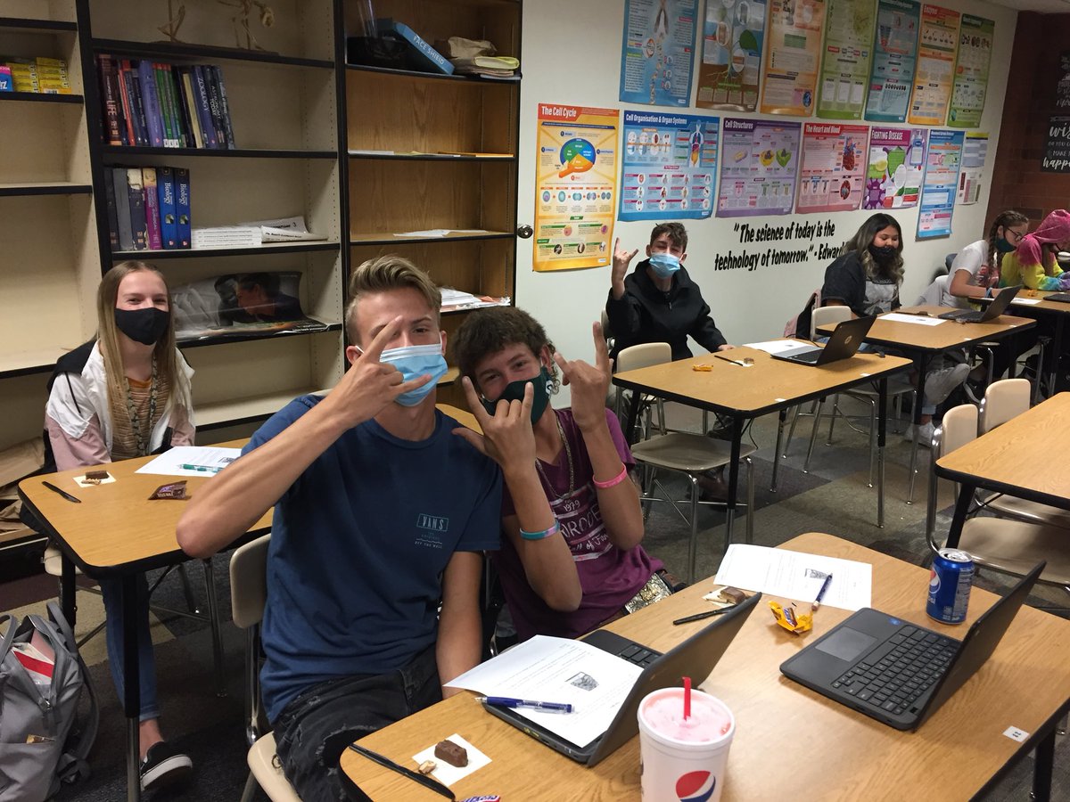 arobinsonSSRAMS's tweet photo. Can you see the similarities???? Snickers lab #introtohealthscience #seviersdstrong #sshs https://t.co/Har4oQxLps