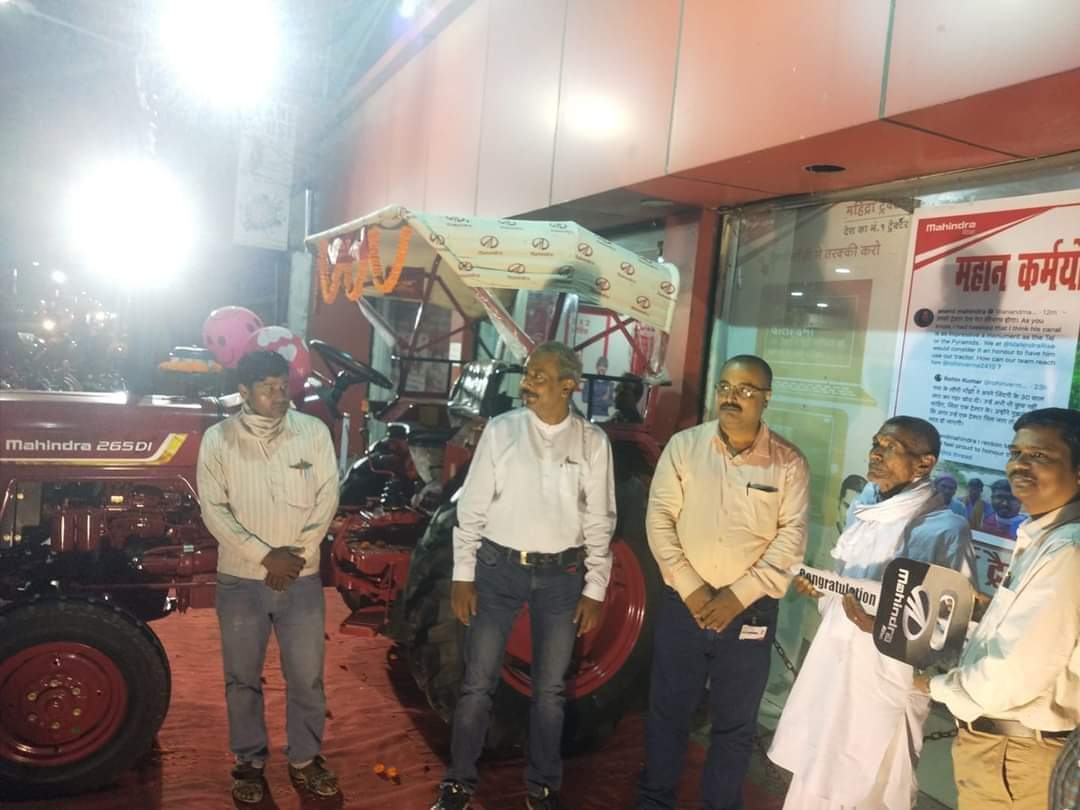 Nh83B's tweet photo. 30 वर्षों में 3.8 किलोमीटर शहर की खुदाई करने वाले लौंगी भुइयां को आनंद महिंद्रा कंपनी के सीईओ श्री आनंद के घोषणा के अनुरूप महिंद्रा कंपनी के अधिकारियों ने उन्हें टैक्टर सौंपा
@anandmahindra @Nh83B https://t.co/6SrZGkNPxI