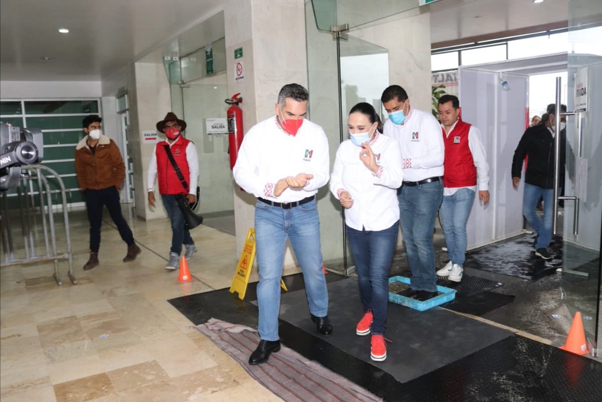 Erika_RodH's tweet photo. Es un gusto recibir en Hidalgo a @alitomorenoc, Presidente Nacional de Nuestro Partido, aliado permanente de las y los hidalguenses, con quien trabajamos de la mano para que en esta elección salgamos victoriosos. ¡Bienvenido! #AHidalgoNadaloDetiene https://t.co/SXhulFruO0