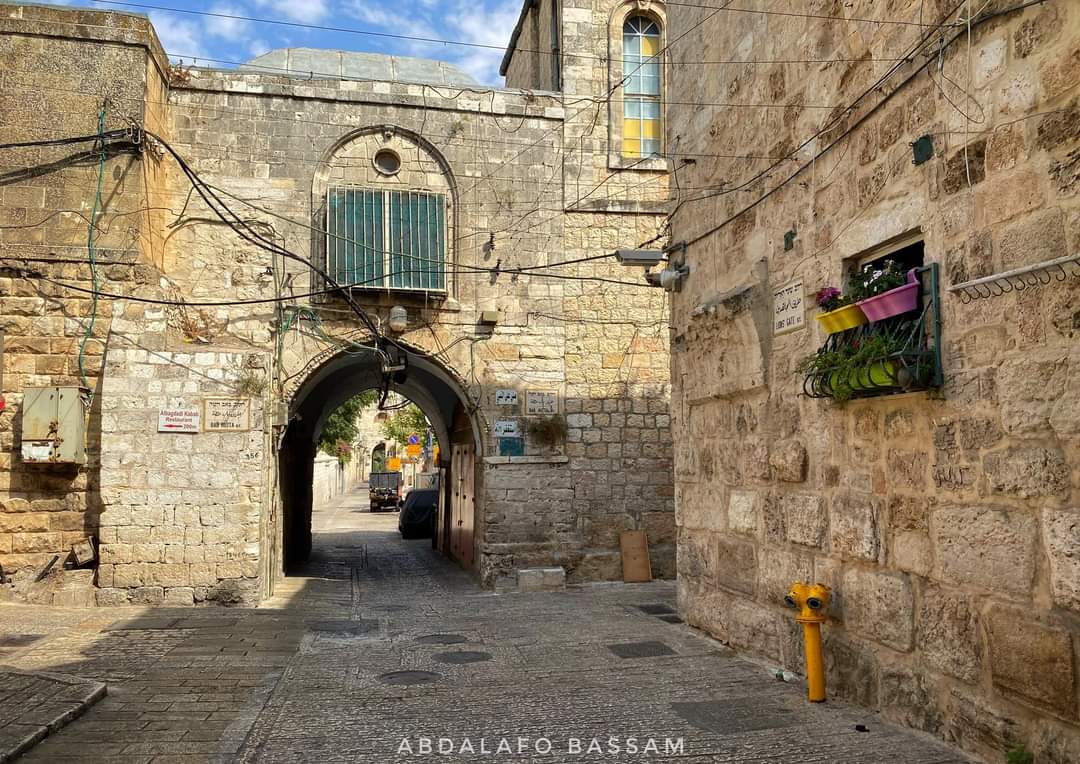 PalinfoAr's tweet photo. البلدة القديمة في #القدس اليوم كما بدت في أول يوم من الإغلاق الشامل الذي أعلنه الاحتلال لمدة 3 أسابيع بسبب الأعياد اليهودية وتفشي وباء كورونا.

تصوير: عبد العفو بسام https://t.co/6tyTj8gsJ2