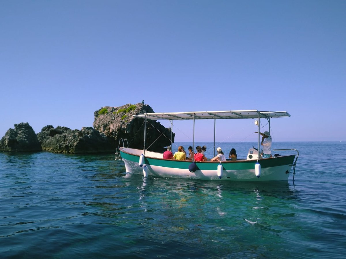 vaielettrico's tweet photo. Il 1 ottobre la #SeaX1, barca elettrica alimentata anche da un pannello fotovoltaico, tenterà di percorrere Sapri-Capri, 80 miglia senza soste. 
Ma il bello è che da luglio ha accolto accompagnato tanti turisti in escursioni a emissioni zero. 🚤🛥️🌞🔋🔌

 https://t.co/zJ2MJ7dLUb https://t.co/npIRd5eOzy