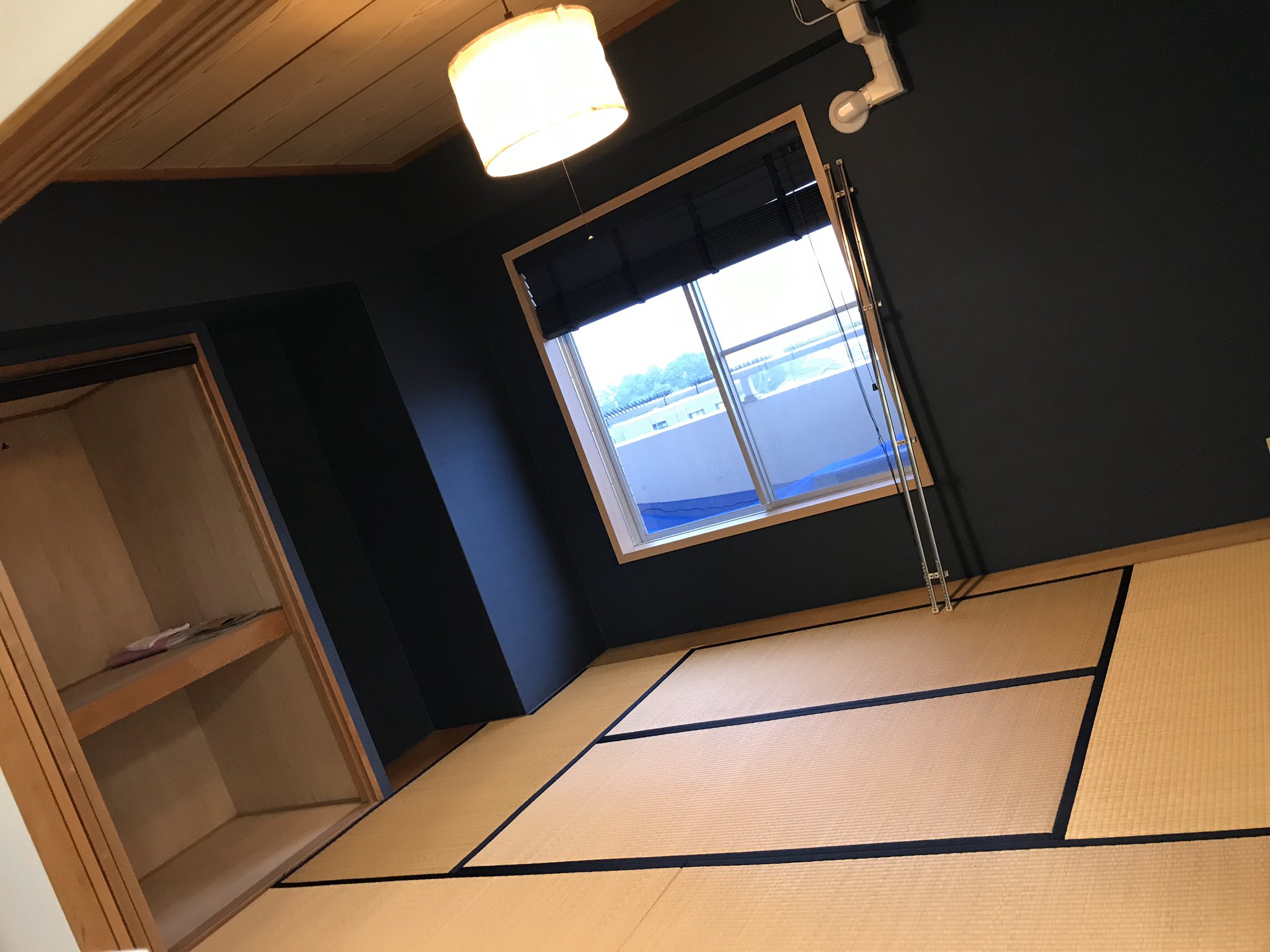 Twitter 上的 山田たけし 和室もコツコツと作っていこ 壁紙は紺色で押し入れは襖を撤去してロールで仕切りペンダントライトを替えてみました 低い和箪笥が良さげかな 黒い金具のたくさん付いてる箪笥だな 和室 T Co X4k4dnhnr9 Twitter