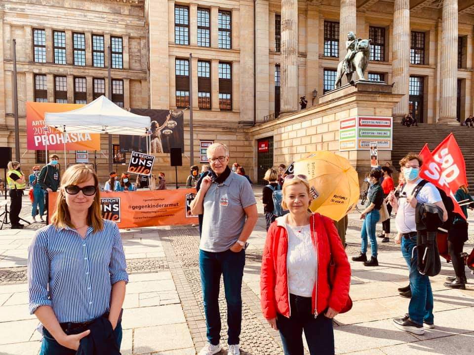 Mit <a href="/LoetzschMdB/">Gesine Lötzsch</a> und <a href="/DietmarBartsch/">Dietmar Bartsch</a> und vielen anderen auf der <a href="/DemoKinderarmut/">#esreichtfuerunsalle</a> in #Berlin.
Der #AufschreigegenKinderarmut muss lauter werden! #Kinderrechte #Kindergrundsicherung  <a href="/NetzwerkgegenKA/">Netzwerk gegen Kinderarmut</a>