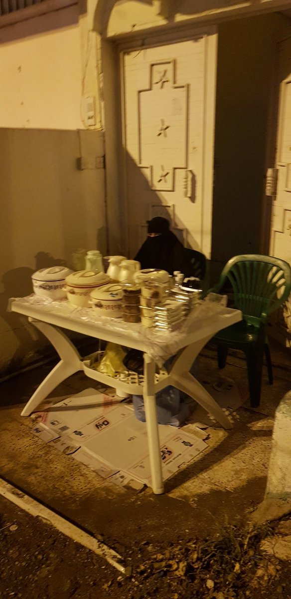 من بعد صلاة العصر تقف هذه السيدة أمام باب منزلها تعرض بعض المأكولات للبيع، للأسف ليس لديها خبرة في التسويق ولا دعاية للمكان 
كلي أمل أن تجد الدعم والمساندة 
حي التقدم _شارع أحد_ قبل مدخل قرية ربوع بلادي