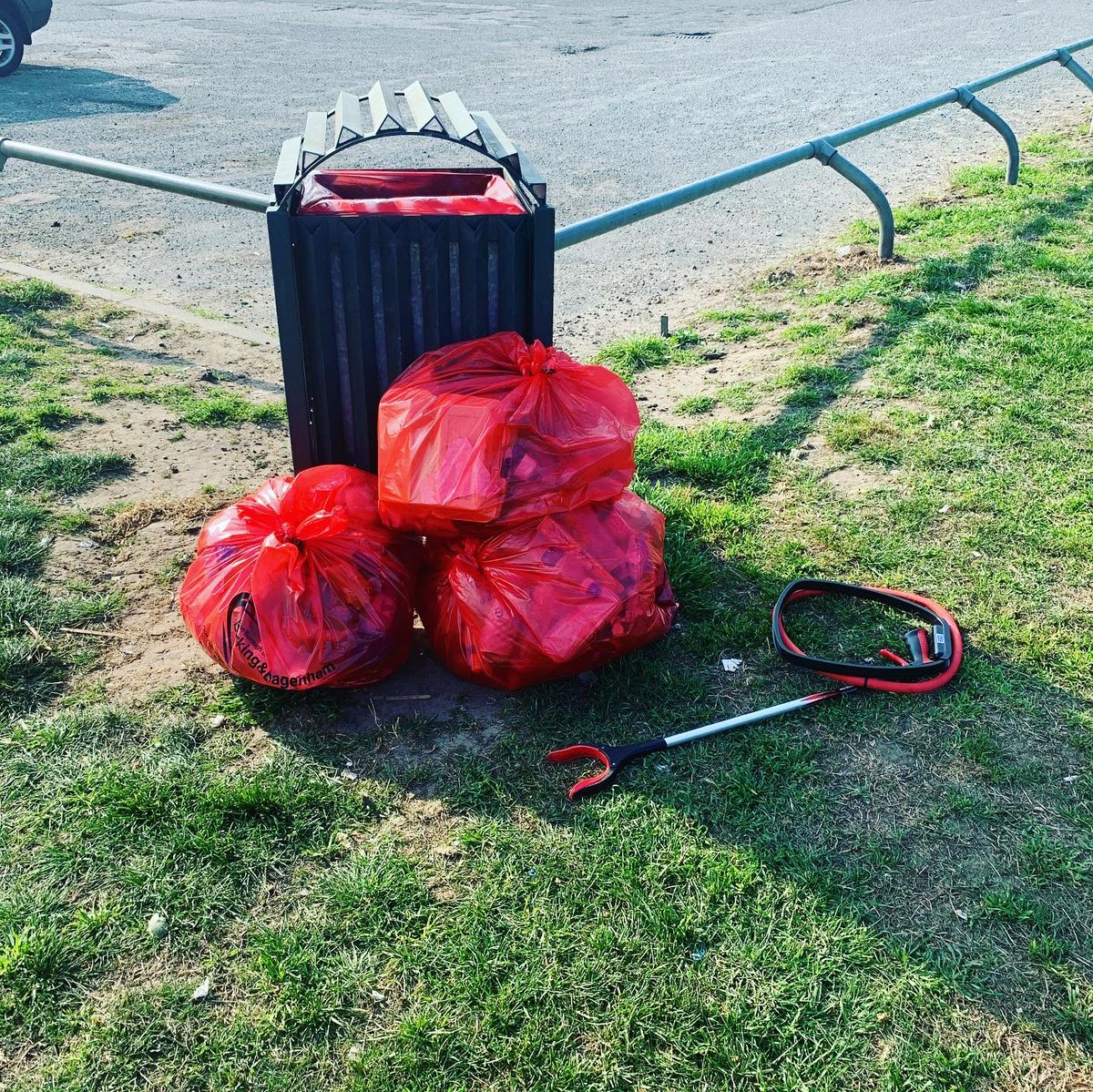 Dagenham_CV's tweet photo. World Cleanup Day litterpick! Another 3 bags collected, totalling 13! 
Aiming to reach 100 by the end of the year, would you like to help us hit 100 by the end of the year? 
If so come along to one of our litter picks and help us save the environment 💚 
#barkinganddagenham #lbbd https://t.co/xG1EFdNo5r