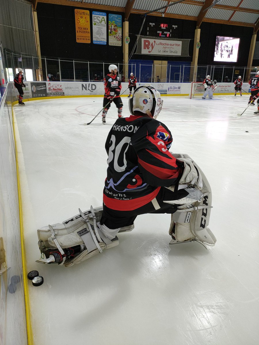 HOGLY_'s tweet photo. Nos Aigles sont à l'échauffement avant le match face à @OLHG1 ! 💪🏼🦅🏒

#hogly #hockey #ffhg #D3 https://t.co/vte5Ep9Y6C