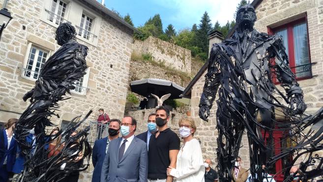 Les statues monumentales de Jacques #Chirac et François #Hollande ont été inaugurées ce samedi 19 septembre à Treignac en #Corrèze. 

➡️lamontagne.fr/treignac-19260…