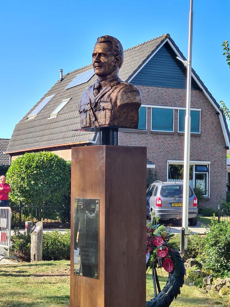 PLinNederland's tweet photo. Podczas obchodów #MarketGarden76 w Driel zostało odsłonięte popiersie gen. Sosabowskiego. @PLinNederland oraz @_6BPD_ byli dziś na miejscu, aby uczcić pamięć Generała i jego bohaterskich żołnierzy. To niestety pierwsze uroczystości w Driel bez 🇵🇱 weteranów. https://t.co/4jwCr9msEf