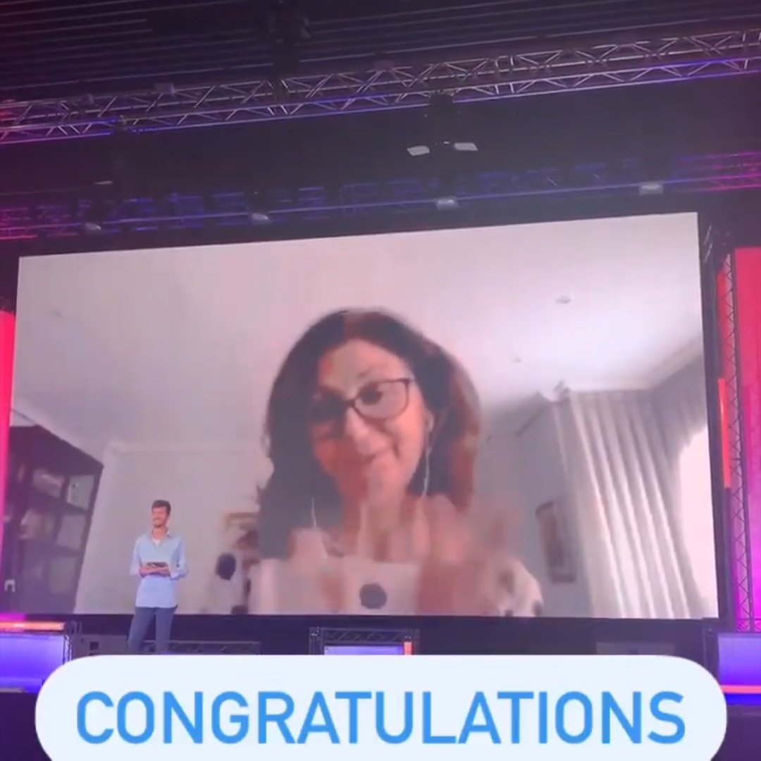 AXASegurosEs's tweet photo. Hemos cerrado nuestra participación en el festival @SonderslandFest con la entrega de un premio a María Fernanda Fuentes, ¡enhorabuena! Nuestra directora de Personas y Organización, @CarmenPolo14, ha sido la encargada de Anunciarlo 😊 #AXAenSondersland https://t.co/mTd77uR2Ak