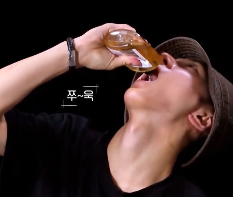 yizhuos__'s tweet photo. Is no one going to talk about that fact that Jay drank straight up honey? #ILAND_EP9 #iland #ENHYPEN #ILANDJAY https://t.co/Hhb9D4cSZ3