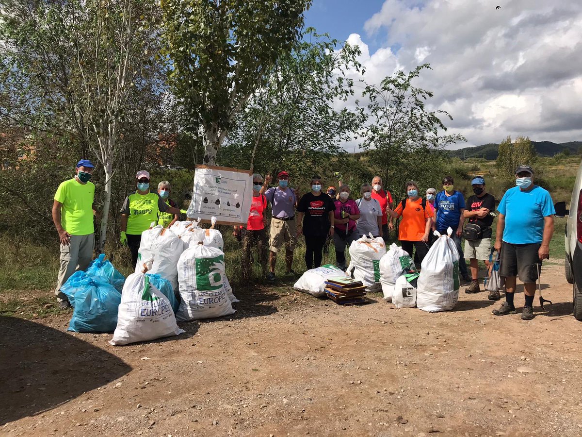 Avui dissabte unes 30 persones s'han trobat per recollir la brutícia  del camí de Can Bogunyà i llac petit. Agraïment a tot@s per la vostra col·laboració. Un èxit total de participació. #República neta! #Terrassa #LetsCleanUpCat