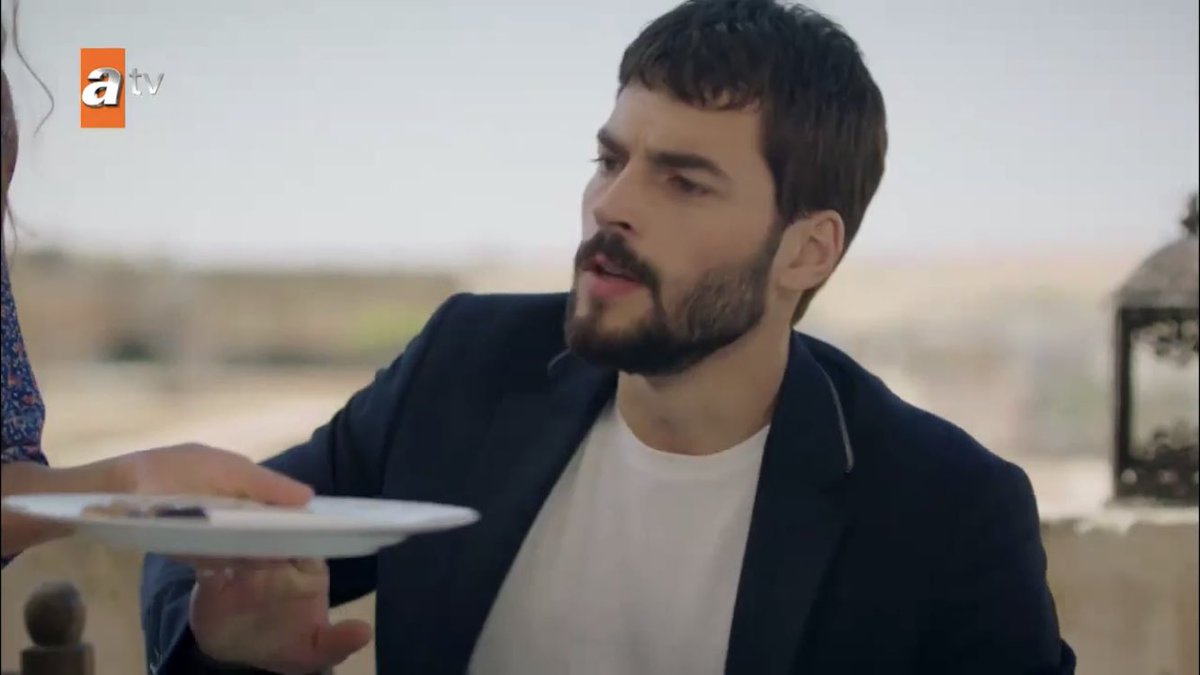 look at reyyan telling him to eat THIS IS THE DOMESTIC CONTENT I SIGNED UP FOR  #Hercai  #ReyMir