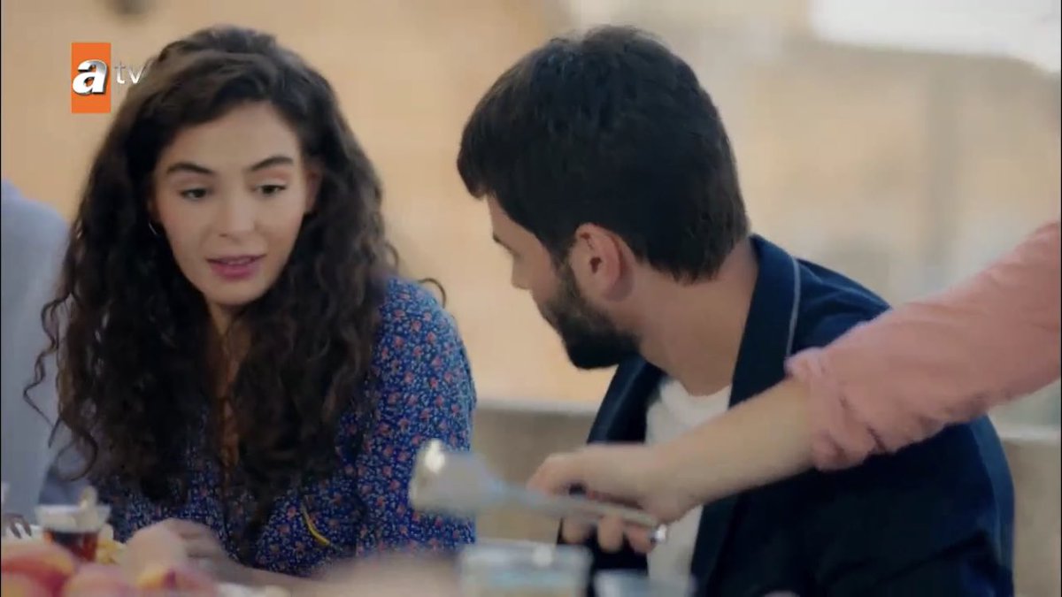 look at reyyan telling him to eat THIS IS THE DOMESTIC CONTENT I SIGNED UP FOR  #Hercai  #ReyMir