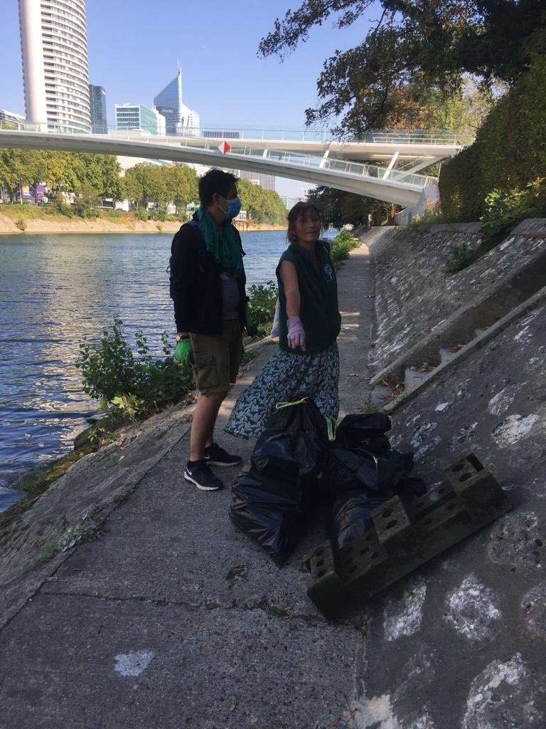 PPuteolien's tweet photo. En parallèle de l’organisation du Rallye du patrimoine de #Puteaux, l’équipe du Printemps Putéolien participait au #cleanupday, en nettoyant les berges de la Seine. Des militant•e•s sur tous les fronts ce samedi, bravo à tou•te•s ! https://t.co/ZGirSA1QOT