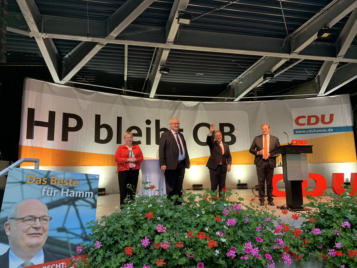 CDUNRW_de's tweet photo. Voller Kurpark in #Hamm! @ArminLaschet besucht OB Thomas #Hunsteger-Petermann, um ihn im Stichwahlkampf zu unterstützen: Alles, was HP angeht, macht er mit voller Überzeugung u ganzem Herzen. Er kennt Hamm wie kein zweiter. Am 27.09. #CDU u Hunsteger-Petermann wählen! #HPbleibtOB https://t.co/85DYDCx4t5