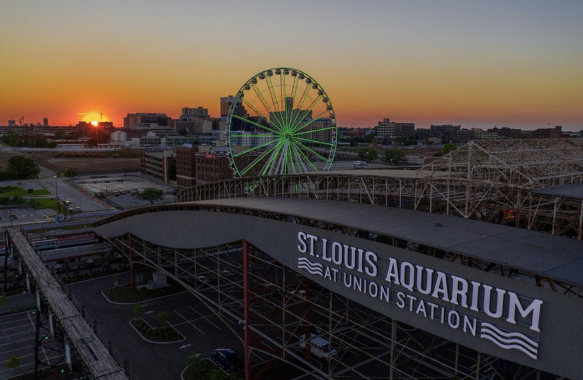 Great shot by @droneprostl! Don’t forget to enter your sunset Wheel photos to the contest at woobox.com/4bva7k!

You could win free rides for yourself  for the rest of the year! Sunset is at 7:03pm tonight 🎡🎡