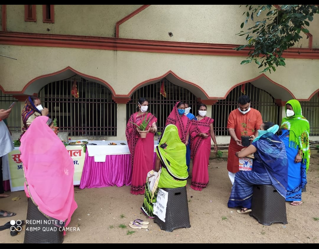#POSHANMaah2020 
#PoshanAbhiyaan 

A unique initiative by donating plant and taking oath to multiply it by team of Raipur to spread nutrition message on Poshan Maah

<a href="/wcdposhancg/">POSHAN Abhiyaan-Chhattisgarh</a> <a href="/WCDCgGov/">WCD Department CG</a> <a href="/MinistryWCD/">Ministry of WCD</a> <a href="/POSHAN_Official/">POSHAN Abhiyaan</a> <a href="/SPreraks/">Swasth Bharat Prerak Program</a> <a href="/mannkibaat/">Mann Ki Baat Updates मन की बात अपडेट्स</a>