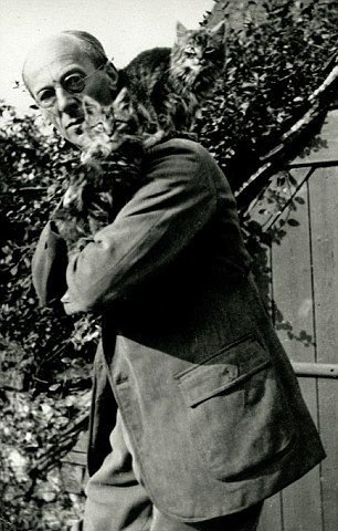 @TonyDiTerlizzi I've never seen that photo of him before! I always enjoy this one with his cats.