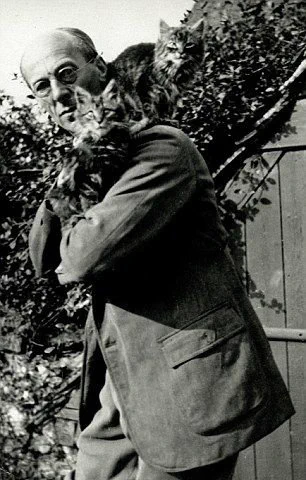 @TonyDiTerlizzi I've never seen that photo of him before! I always enjoy this one with his cats. 