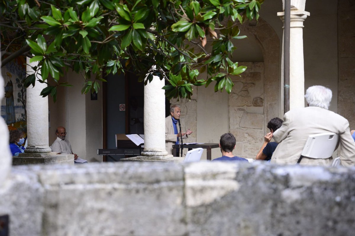vilapensa's tweet photo. Tenim la sort de comptar amb la conferència de l'escriptor Antoni Munné-Jordà que proposa ponts entre la ciència ficció i la pregunta #SomHumans? Quina és la relació entre l'home ("que ve de l'humus/el fang"), la màquina, la IA i la creació. Ens deixa un munt de pistes per seguir https://t.co/eGxnU78EaV