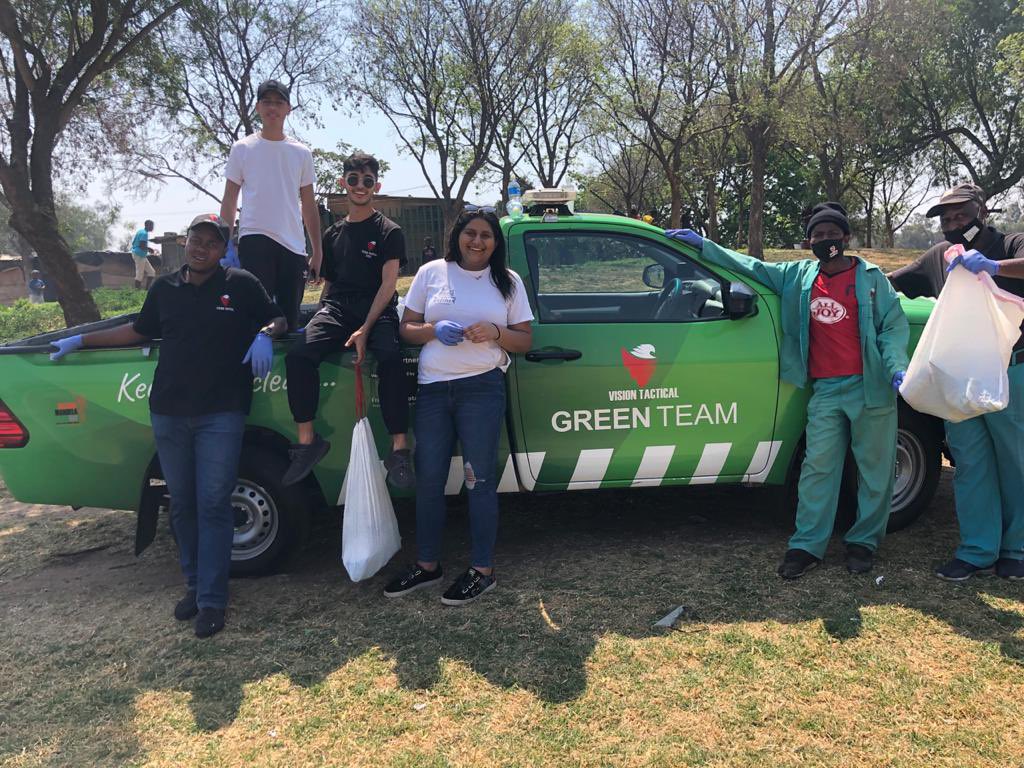 VTacGreenTeam's tweet photo. Young volunteers from the community got together earlier today to #KeepItClean with the @vtacgreenteam and @RubbishRefined
Teams were on the ground at the #InnesfreePark in the @CityofJoburgZA restoring our natural environment to its cleanest state β
β»οΈπΏπ¦ https://t.co/eSZednv5RS