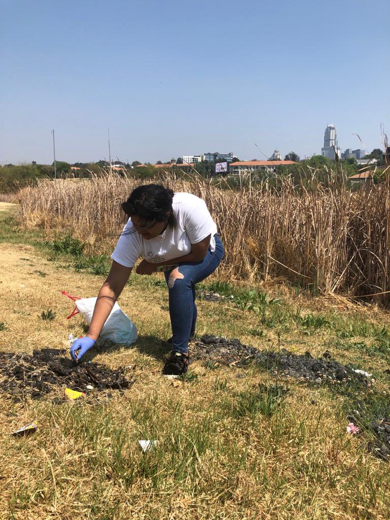 VTacGreenTeam's tweet photo. Young volunteers from the community got together earlier today to #KeepItClean with the @vtacgreenteam and @RubbishRefined
Teams were on the ground at the #InnesfreePark in the @CityofJoburgZA restoring our natural environment to its cleanest state β
β»οΈπΏπ¦ https://t.co/eSZednv5RS