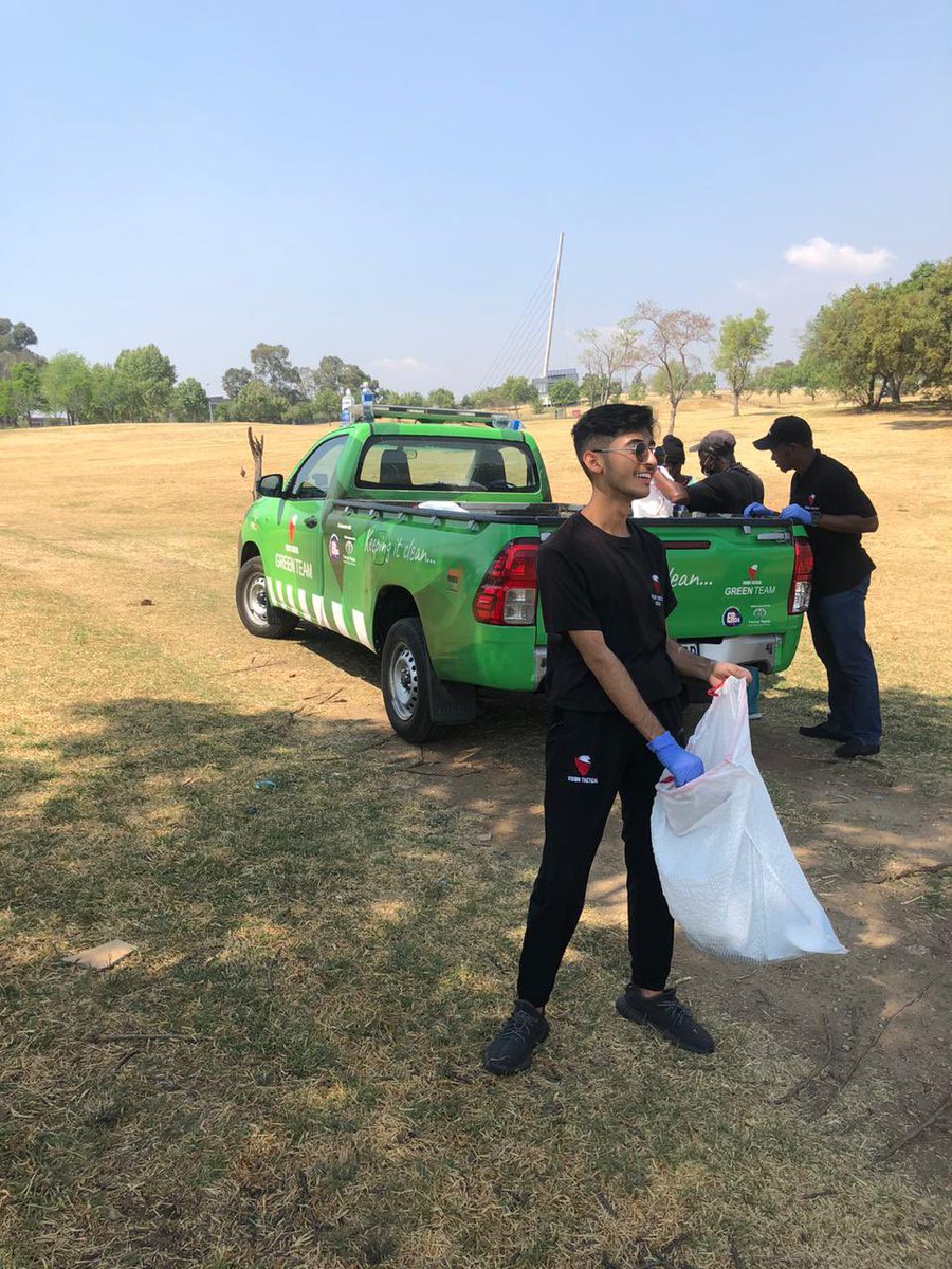 VTacGreenTeam's tweet photo. Young volunteers from the community got together earlier today to #KeepItClean with the @vtacgreenteam and @RubbishRefined
Teams were on the ground at the #InnesfreePark in the @CityofJoburgZA restoring our natural environment to its cleanest state β
β»οΈπΏπ¦ https://t.co/eSZednv5RS