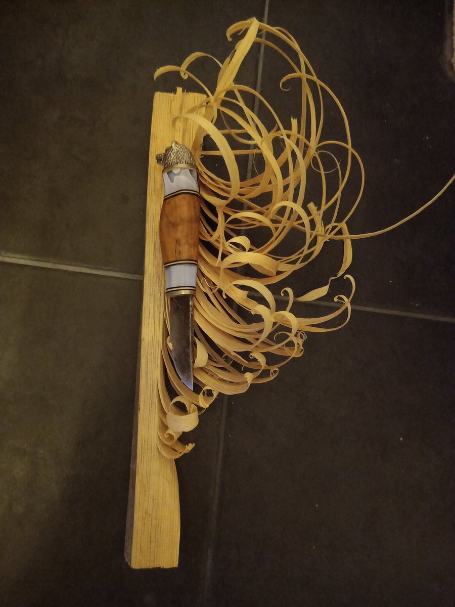 TommiHarjuAutti's tweet photo. Pitipä vielä kokeilla puuhunki ennen ku liippaa tälle näytän. On se, se on, puukko. https://t.co/hiZiCHBE8x