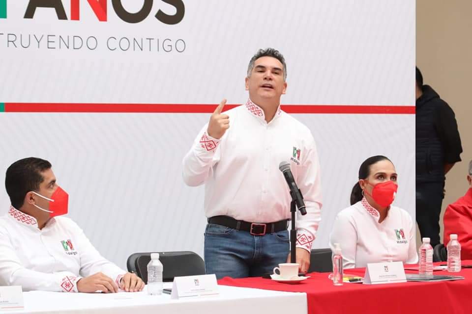 cdeprihidalgo's tweet photo. El priismo de #Hidalgo se fortalece con la presencia de @alitomorenoc, presidente del @PRI_Nacional.

Vamos por el triunfo en este proceso electoral para seguir con rumbo, desarrollo e identidad. #AHidalgoNadaLoDetiene https://t.co/t32B7uYwkZ