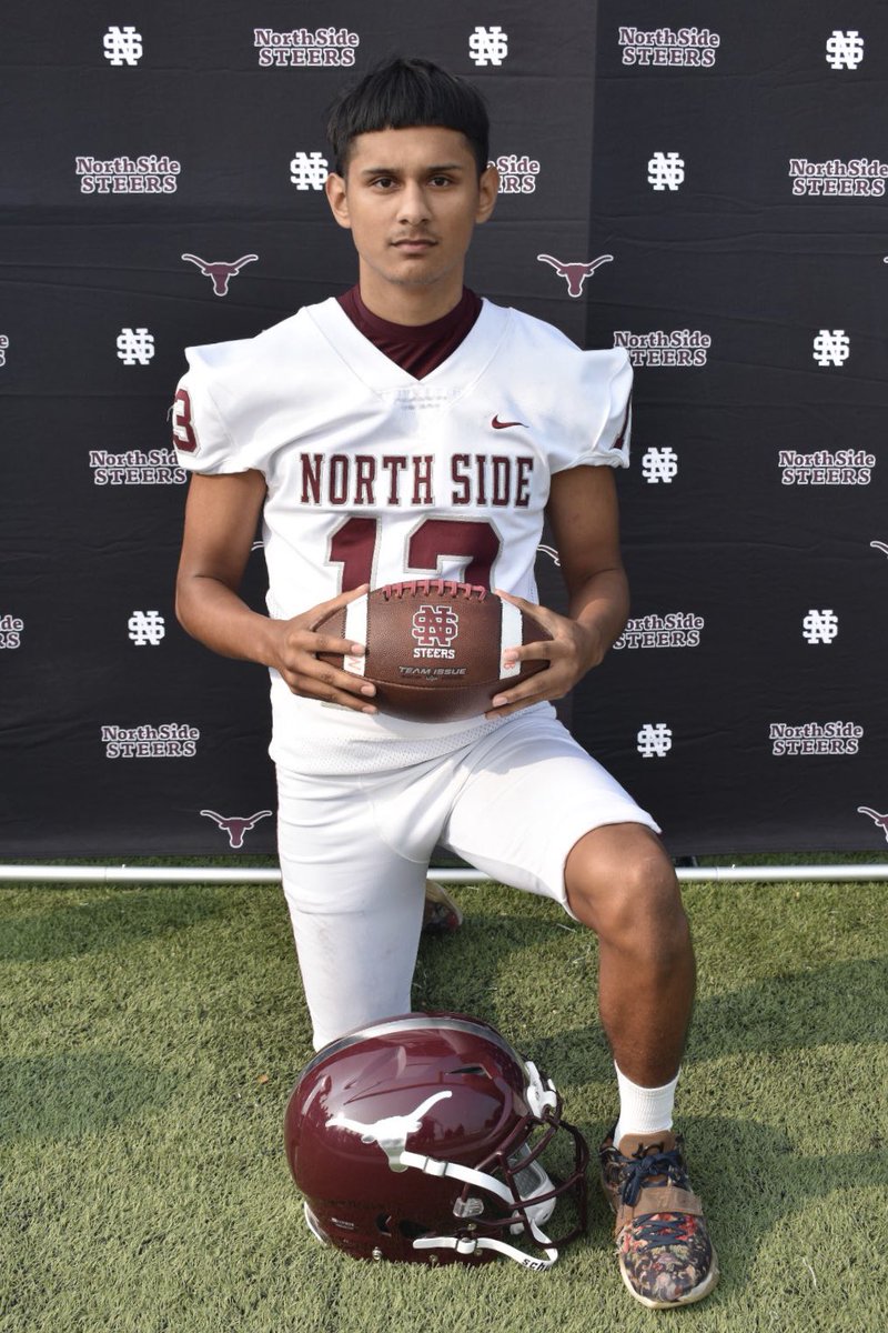 DHJ_CoachG's tweet photo. Mom couldn’t afford my senior pics so I don’t have them. Today we were able to take a picture of every athlete in the program for them to keep for free! #WhyNorthSide #SteersUp🤘🏽 https://t.co/wnvpf6tgoU