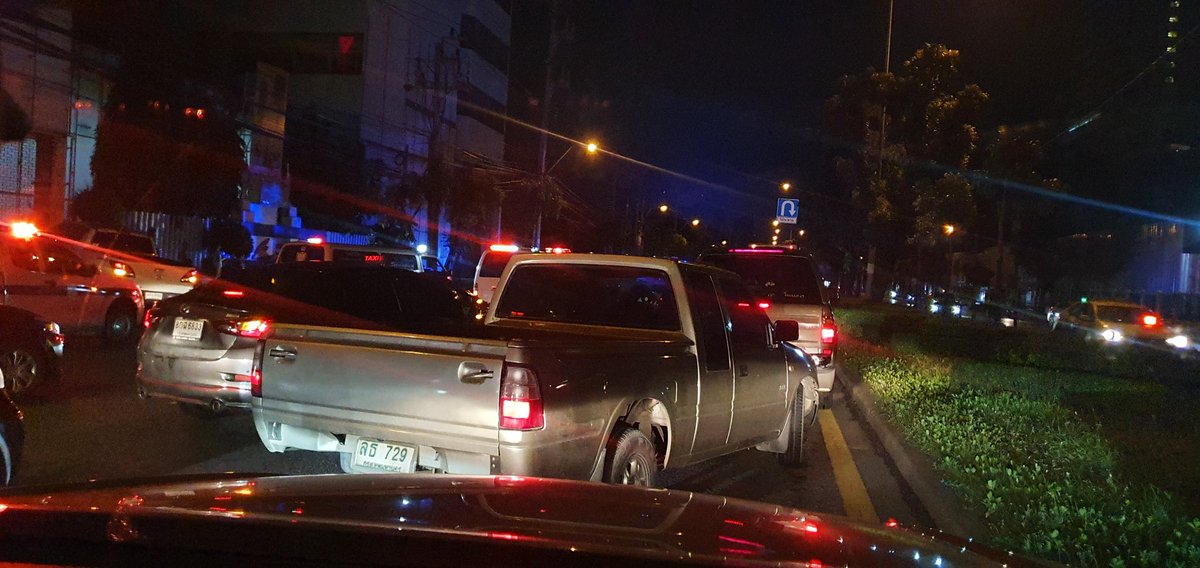 Bee_onemoree's tweet photo. @js100radio อุบัติเหตุ ฝั่งตรงข้ามศาลอุทธรณ์ รัชดา โปรดหลีกเลี่ยงเส้นทาง รถติดหนักมาก มีผู้เสียชีวิต 1 รายครับ https://t.co/fcgIxPZqdO