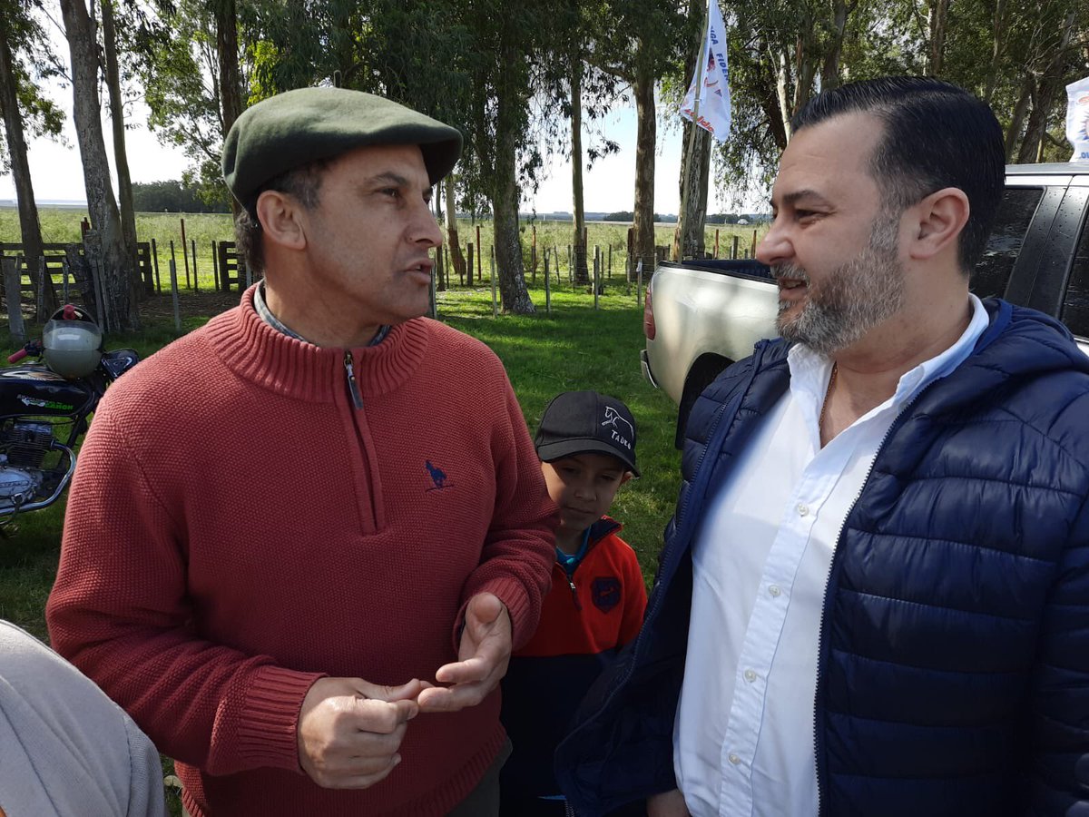 Pablo_Chalar's tweet photo. Hoy espectacular caravana de cierre de campaña en Vergara. Sigue Fidencio junto a #RoloIntendente para seguir transformando todo el Departamento! @rdasilva33 https://t.co/RfhfFBdfdm