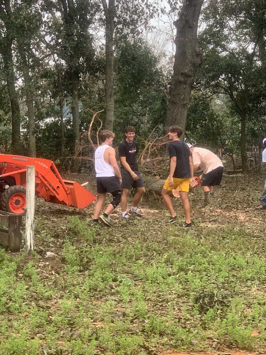 JulieLassere's tweet photo. TROJAN FAMILY
Daphne football, baseball and wrestling , coaches and family pitch in to help a  Daphne family hit hard by Sally. This is why we love our Trojan family ❤️❤️❤️
@BaldwinSchools @DaphneFBTrojans @DaphneWrestling @DaphneBaseball1 @daphne_high https://t.co/ybTCLV9oO1