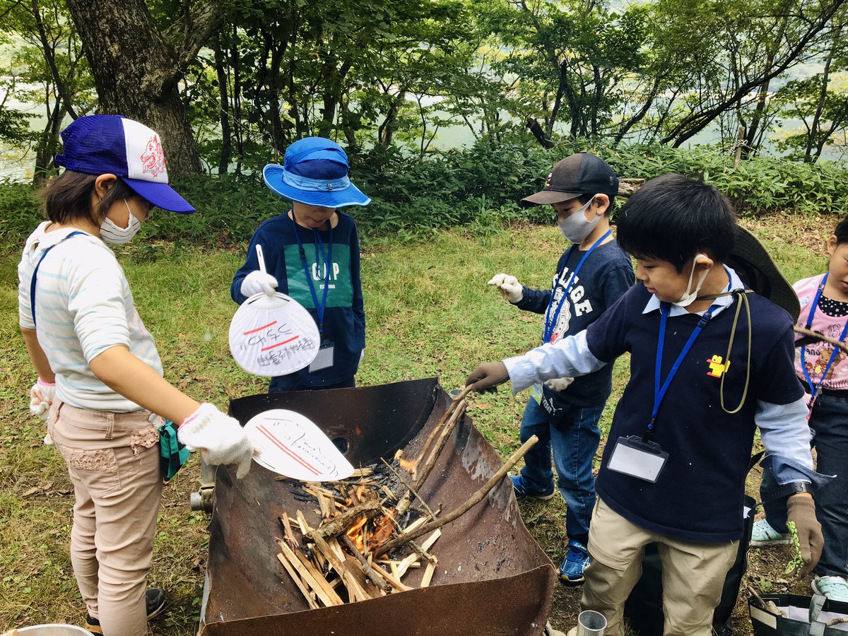 前橋市赤城少年自然の家 サバイバルデイキャンプ 初級編日記 みんなで集めた薪で 火起こし体験です マッチ初体験の子もいましたが みんな上手につけられました どんな木が燃えやすいのかも 学びました みんなで協力して火がつくと 嬉しい 前橋市赤城少年自然の家 サバイバルデイキャンプ 初級編日記 みんなで集めた薪で 火起こし体験です マッチ初体験の子もいましたが みんな上手につけられました どんな木が燃えやすいのかも 学びました みんなで協力して火がつくと 嬉しい