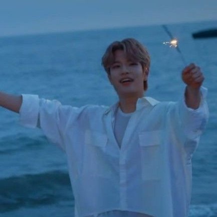 seungmin stans- a few months ago I would& #39;ve said ur the softest stans but idk anymore - seungmin hot- best layouts- either crying or drooling over him- stop saying u miss him he spoils u sm- don& #39;t show them the loop of him going "ˢᵗᵃᵃ"- never shut up about his vocals