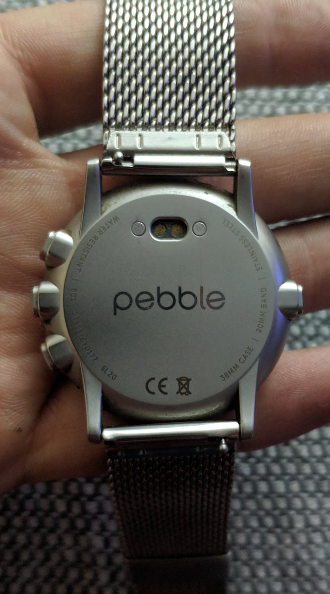 McSh4z's tweet photo. Quitándole polvo a mi viejo Smartwatch de tinta electrónica a color.
Este curioso reloj funcionaba con teclas físicas, admitía apps y todo tipo de esferas animadas.
Dejando de lado funciones como el sensor de ritmo cardíaco a cambio de la elegancia.
#PebbleTimeRound #Rebble https://t.co/KIraQMtOxh