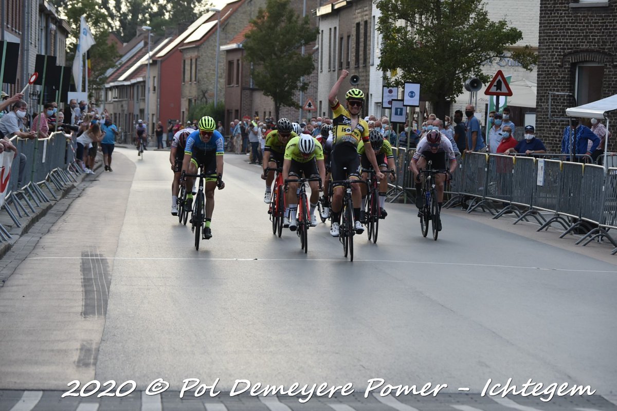 Pomerr's tweet image. Thomas Joseph wint de sprint in Ichtegem voor Caethoven Kenneth en Siemons Stijn.