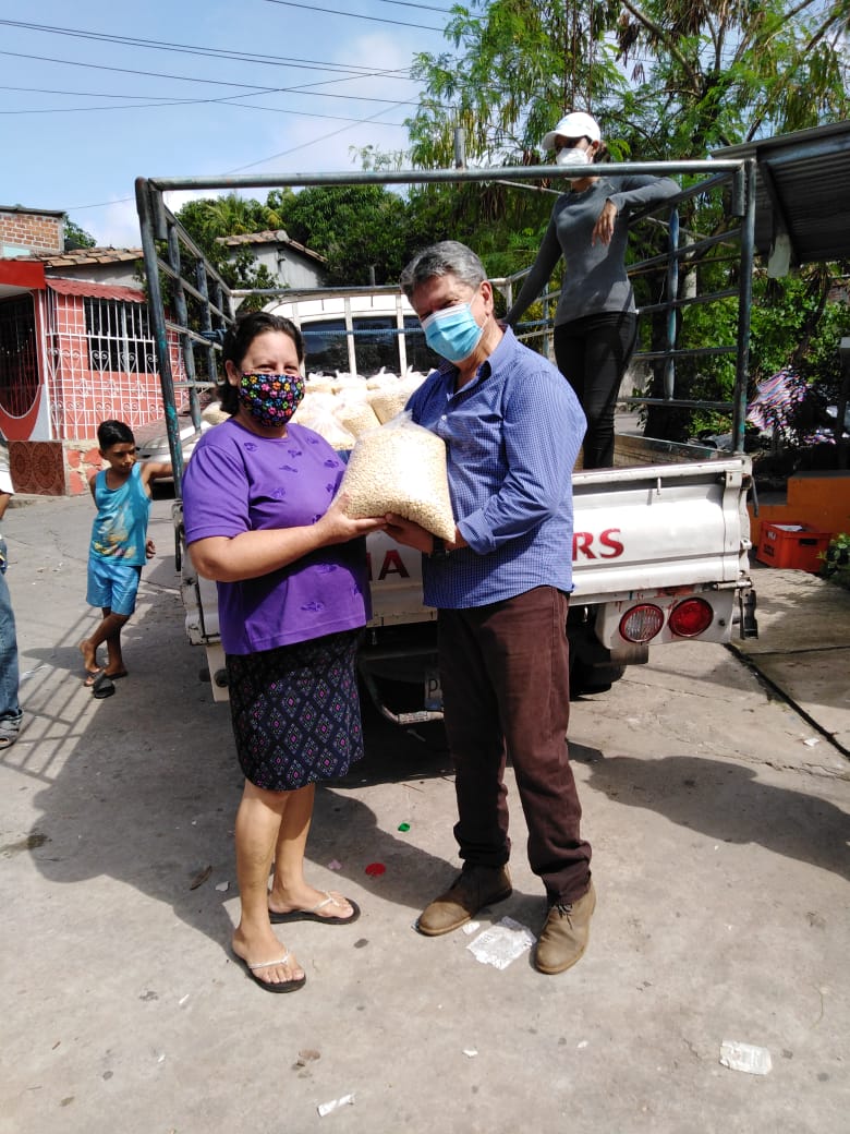 GANAOFICIAL's tweet photo. Nuestra joven candidata a Diputada por #Chalatenango @WendyCastroGana junto a su compañero de fórmula Walter Rodriguez y el futuro Alcalde de la cabecera Departamental Miguel Zepeda identificandose con las personas mas vulnerables que habitan en Barrio La Sierpe sector 3. https://t.co/aK59hzFqEv